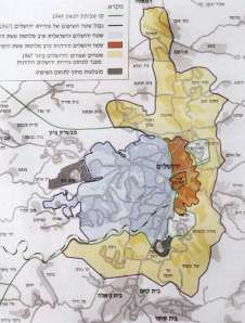 מתוך ספרו של עמירב. בכתום ואפור ירושלים עד 1967 (חצויה על ידי הגבול), בצהוב, שטחים מהגדה בחסות השם "ירושלים".